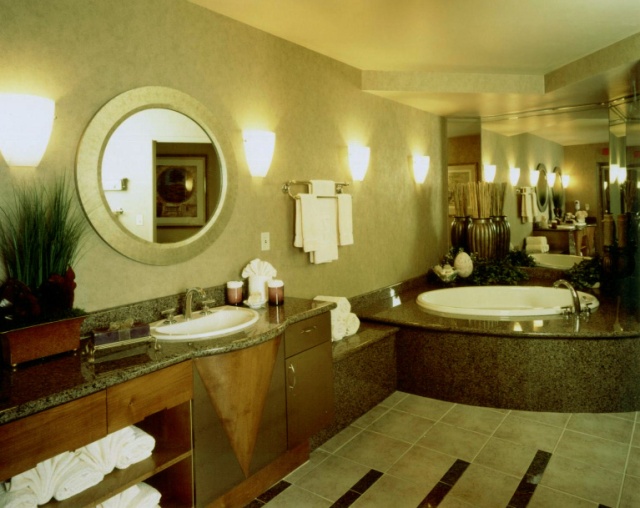 hospitality-presidential-suite-bath-embassy-suites-stonecreek1